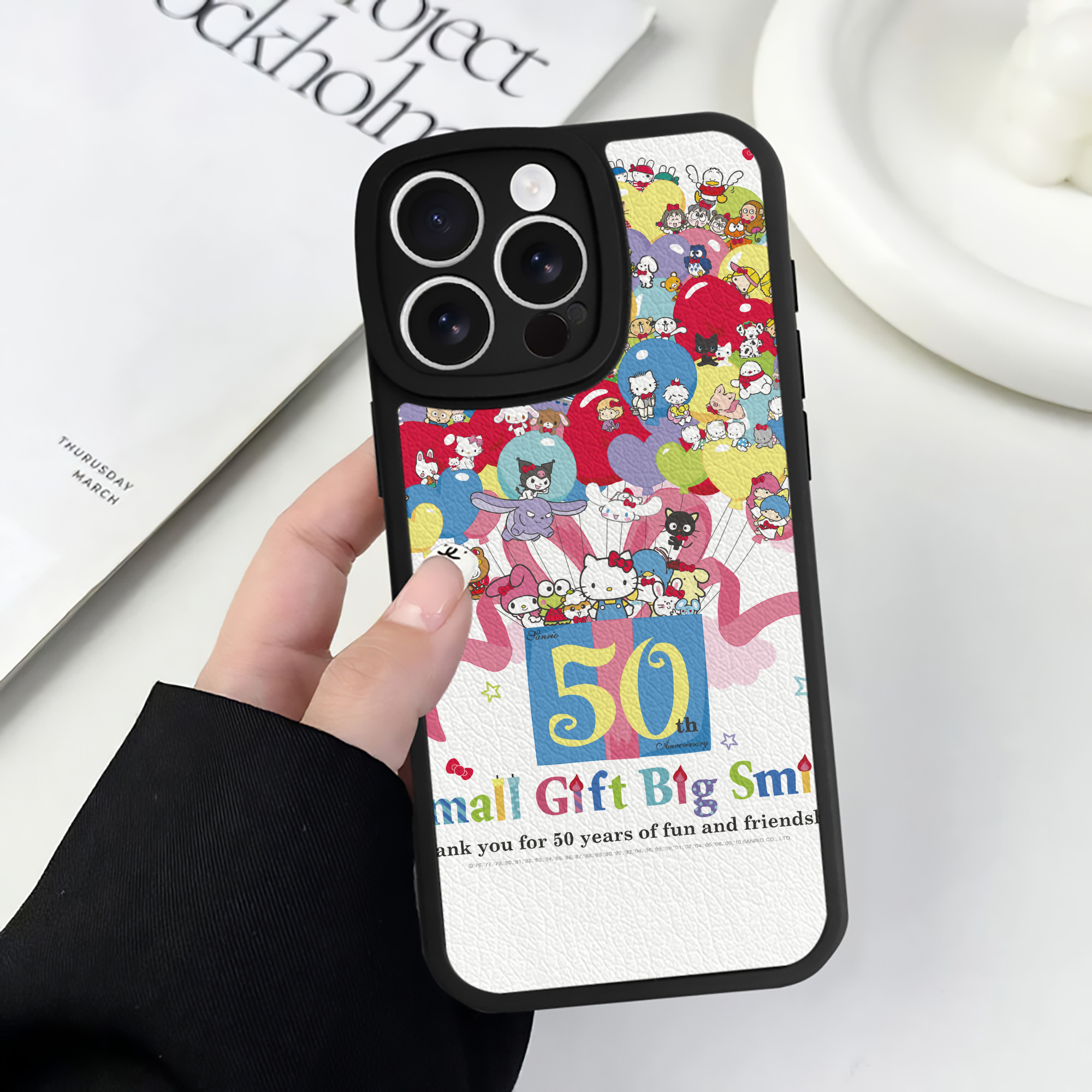 （画像用） Hello Kitty ハローキティ 【iPhone 16シリーズ対応】シリコンスマホケース（レザー調） 材質：シリコン